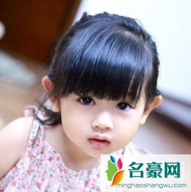 3岁小女孩中长直发齐刘海扎发设计