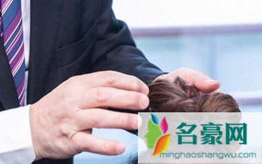 爸爸给女儿梳齐刘海扎盘发图解教程步骤7
