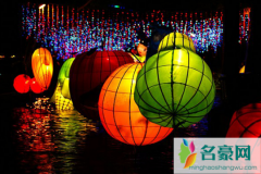 中秋节是放孔明灯还是灯笼 中秋节的习俗是什么