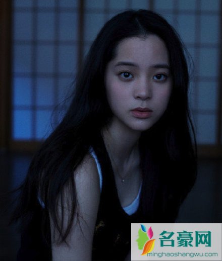 欧阳娜娜登上封面 日系俏皮大提琴少女