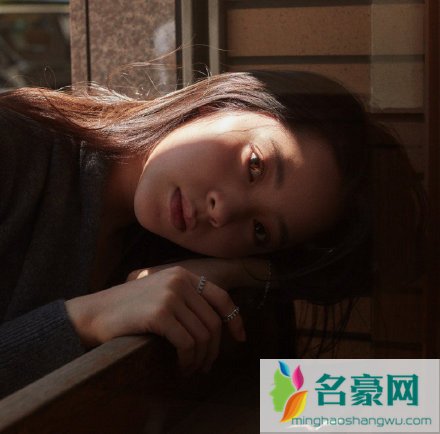 欧阳娜娜登上封面 日系俏皮大提琴少女