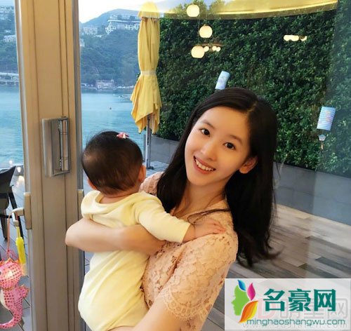 刘强东背娇妻章泽天 二人笑容灿烂秀恩爱