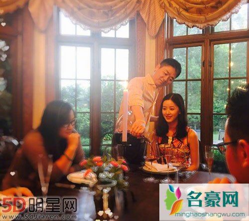刘强东背娇妻章泽天 二人笑容灿烂秀恩爱