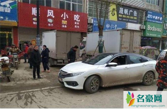 小伙爱车被刮