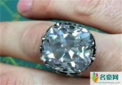女子花10英镑买了戒指竟价值近千万 玻璃戒指为何变