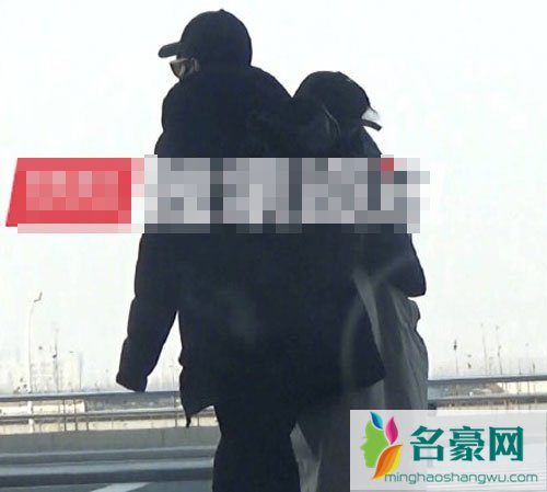 赵又廷陪高圆圆现身天津探亲 全程搂腰尽显霸道总裁范儿