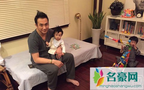 黄觉晒自拍口罩当眼罩 暴露男神外表逗比性格