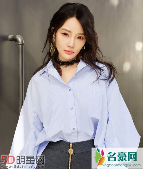 李小璐被偷拍裙底 已转交律师起诉
