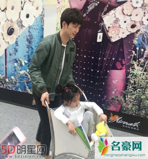 阿拉蕾董力机场偶遇 父女相见依旧亲密