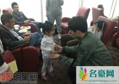 阿拉蕾董力机场偶遇 父女相见依旧亲密