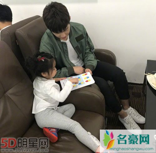 阿拉蕾董力机场偶遇 父女相见依旧亲密