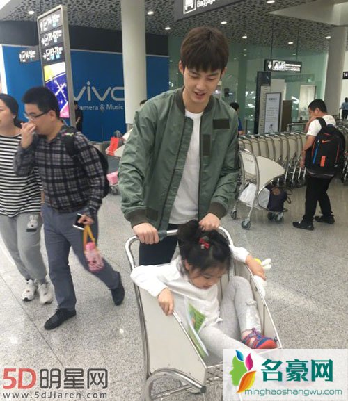 阿拉蕾董力机场偶遇 父女相见依旧亲密