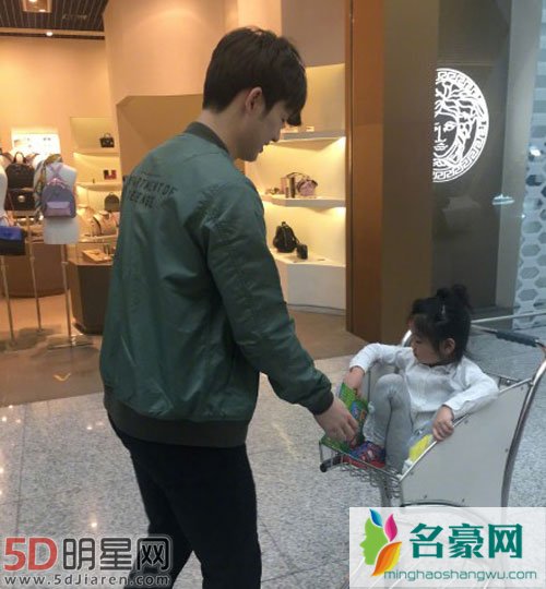 阿拉蕾董力机场偶遇 父女相见依旧亲密