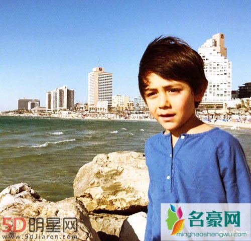 刘烨晒诺一霓娜最新照 为太姥姥庆百岁生日