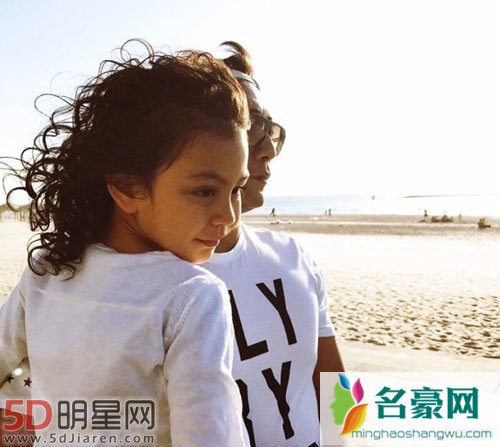 刘烨晒诺一霓娜最新照 为太姥姥庆百岁生日