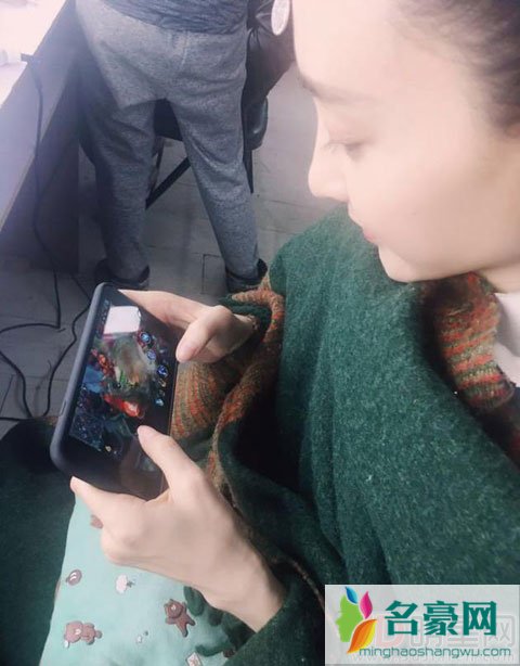 王思聪打游戏组队杨幂 景甜穿古装打手游超认真