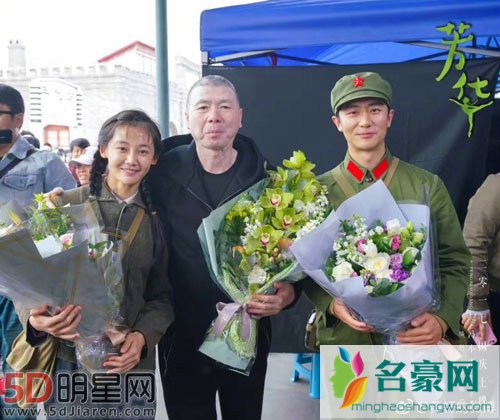 冯小刚新片芳华杀青 曝黄轩与双女主剧照
