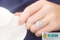 婚戒应该戴哪只手上，同手指佩戴戒指的意义