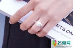 求婚戒指一般戴哪个手指女生，求婚戒指怎么戴最合