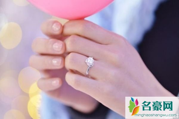 求婚戒指一般戴哪个手指女生 求婚时应注意的事项