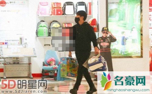 陈思诚独自逛婴儿店 挑选玩具做回好爸爸