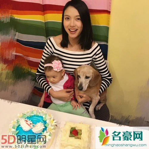 张梓琳怀抱女儿爱犬 眯眼微笑愿望