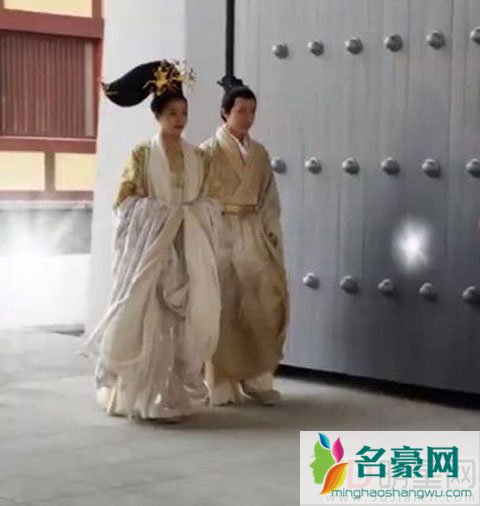 关晓彤路透照曝光 头顶一个对话框