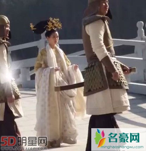 关晓彤路透照曝光 头顶一个对话框