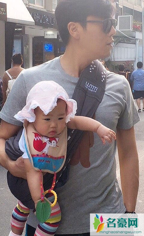 秦昊抱娃被批评耍帅 伊能静发文为其澄清