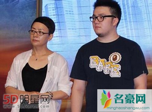 宋丹丹晒与儿子亲脸照 教育巴图工作敬业