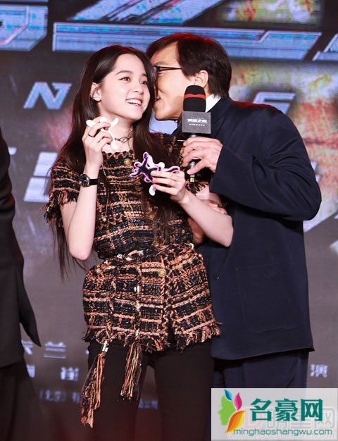 成龙对欧阳娜娜过于亲密再引热议 罗志祥女装受称赞