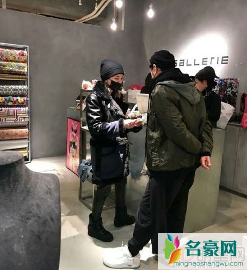 偶遇周杰伦昆凌 夫妻俩在东京买衣服