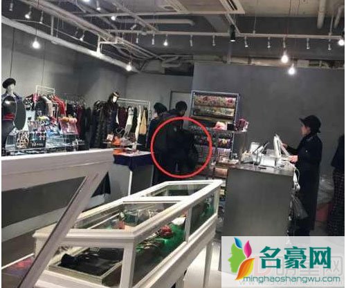 偶遇周杰伦昆凌 夫妻俩在东京买衣服