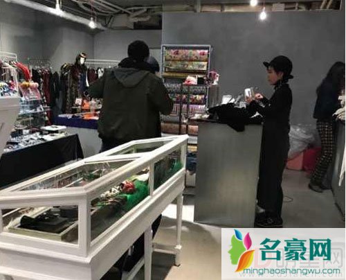 偶遇周杰伦昆凌 夫妻俩在东京买衣服
