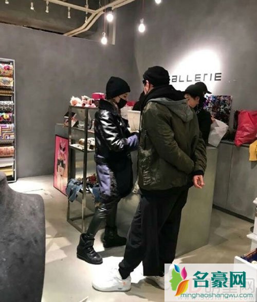 偶遇周杰伦昆凌 夫妻俩在东京买衣服