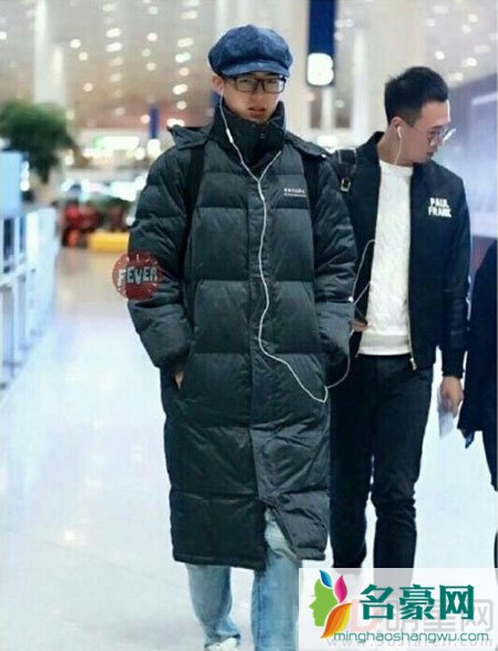 刘昊然靠一件校服过冬遭吐槽 呆萌回复衣服多