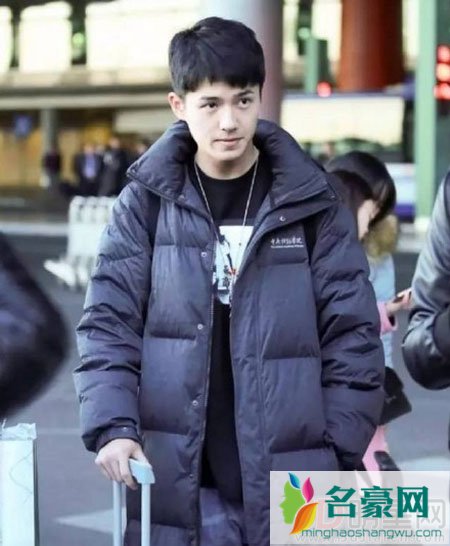 刘昊然靠一件校服过冬遭吐槽 呆萌回复衣服多