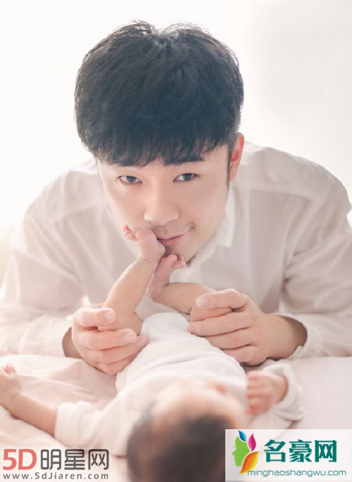 陈赫晒女儿爬床萌照 评论亮了