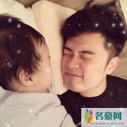 陈赫晒女儿爬床萌照 评论亮了