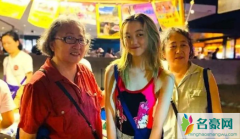 李嫣摆摊义卖 李嫣摆地摊三小时卖出1.8万明星效应