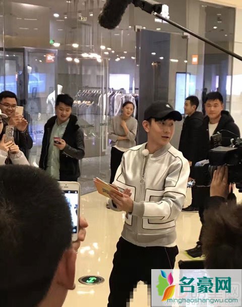 众兄弟成员发微博开始《奔跑吧》 林俊杰助阵扮收银员