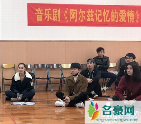 王源低调向前辈学习 韩红赞赏其勤奋好学