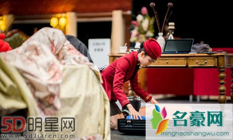 王鸥红制服化身性感美人 节目烧脑聚餐讨论