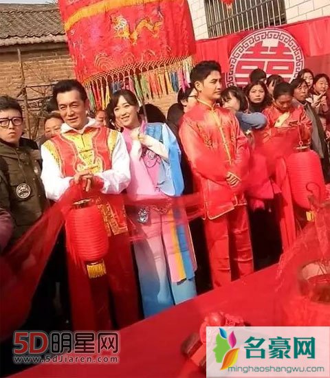 岳云鹏携李咏孙坚回老家 热闹参加表弟婚礼