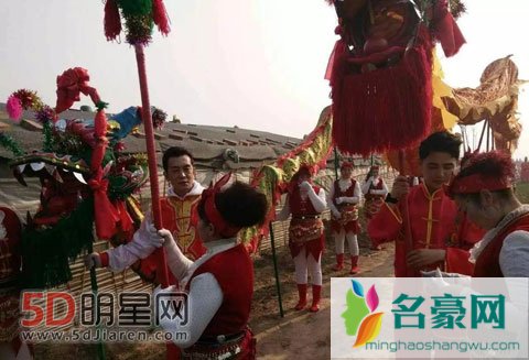 岳云鹏携李咏孙坚回老家 热闹参加表弟婚礼