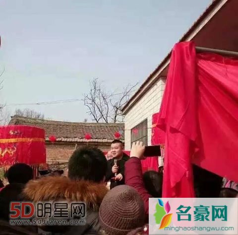 岳云鹏携李咏孙坚回老家 热闹参加表弟婚礼