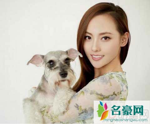 张嘉倪老公半夜发妻子喂奶照 遭网友群喷恶心人