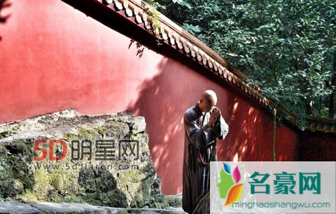 乐嘉扫地僧照片流出引关注 乐嘉微博晒扫地僧自拍照