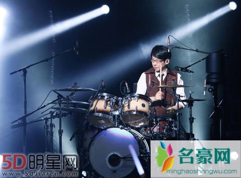 五月天演唱会遭歌迷扔内衣 互相调侃举动笑坏全场