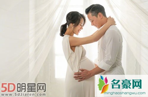 胡杏儿儿子满月 晒儿子正面照庆祝